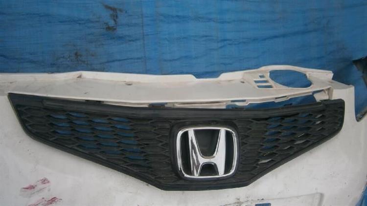 Решетка радиатора Honda Fit